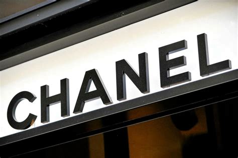 Paris : une boutique de luxe Chanel braquée à la voiture.